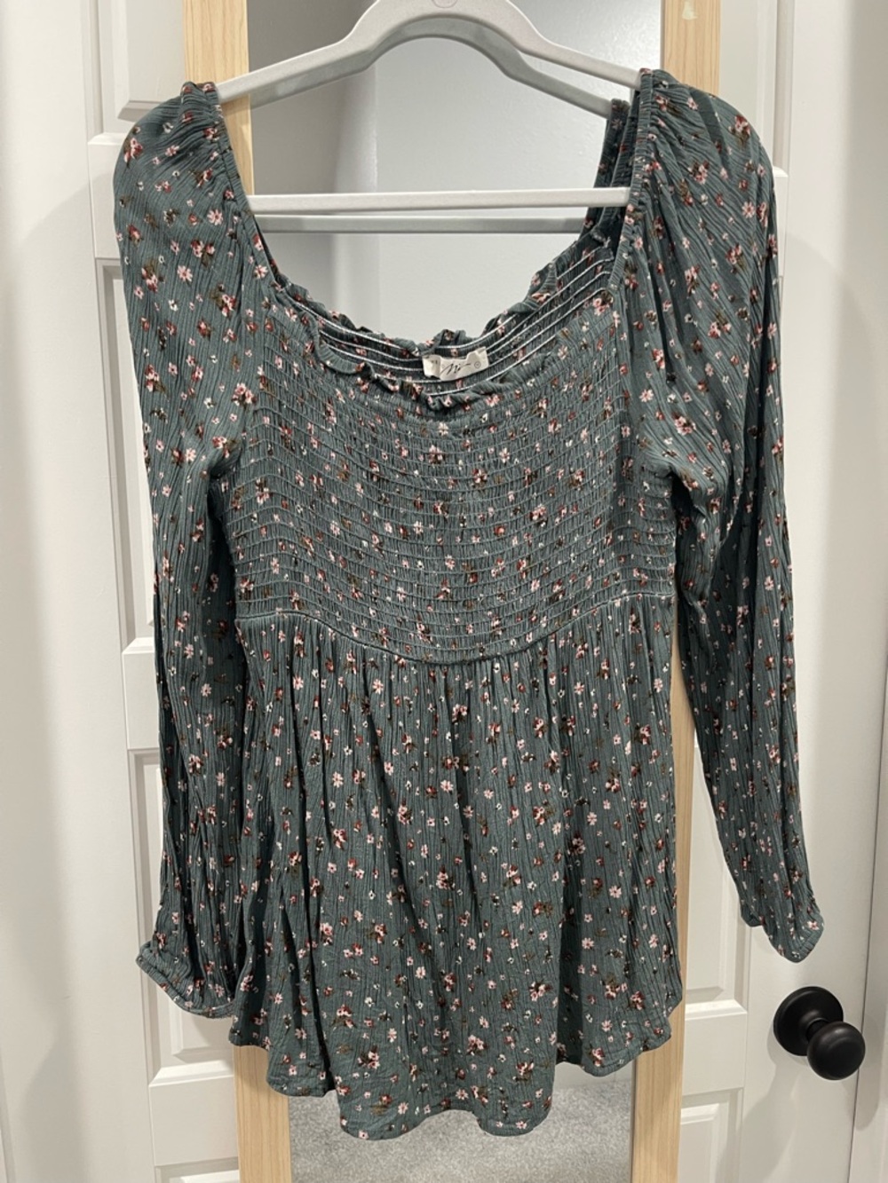 Smocked Floral Long-Sleeve Peasant Top - Green
